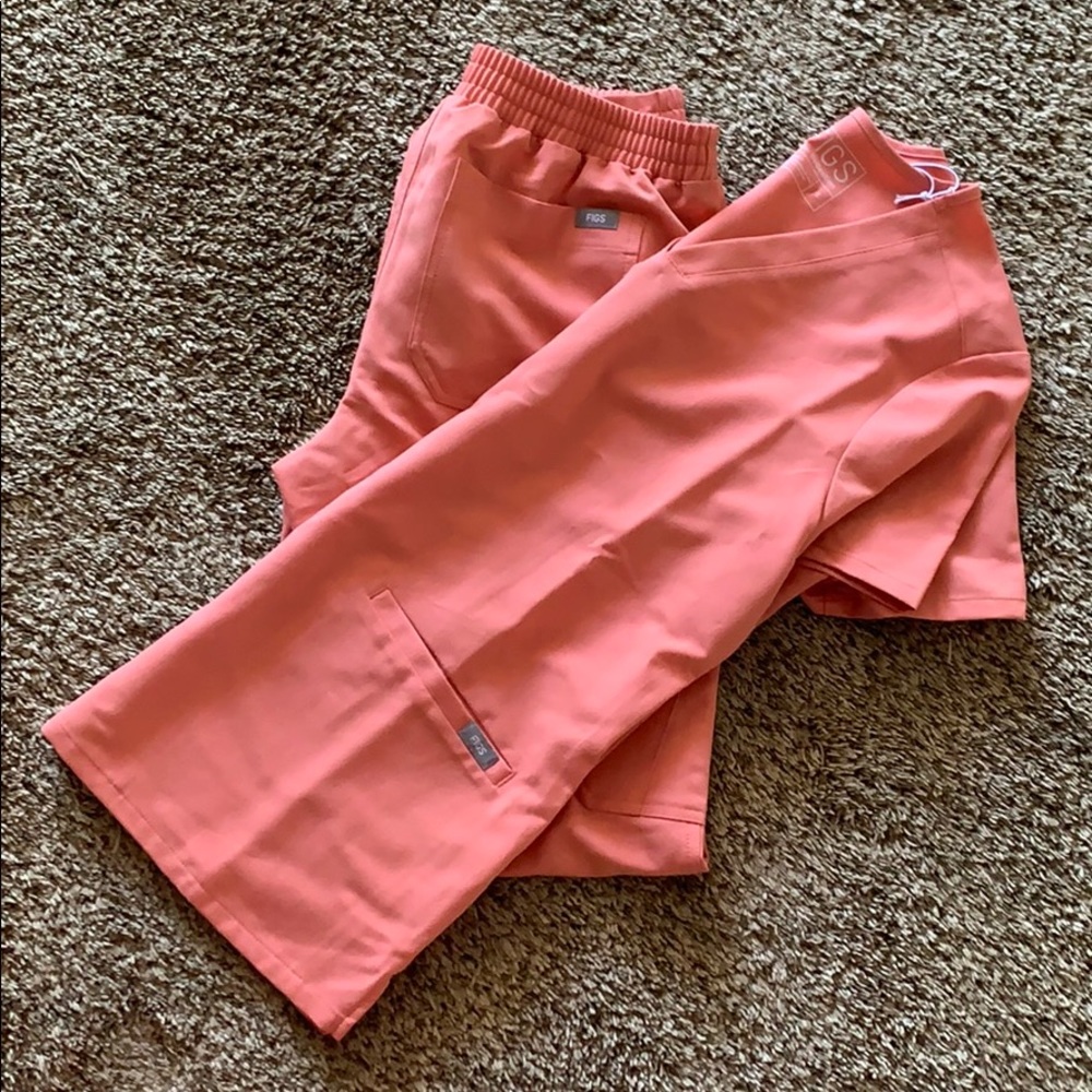Figs coral scrub set